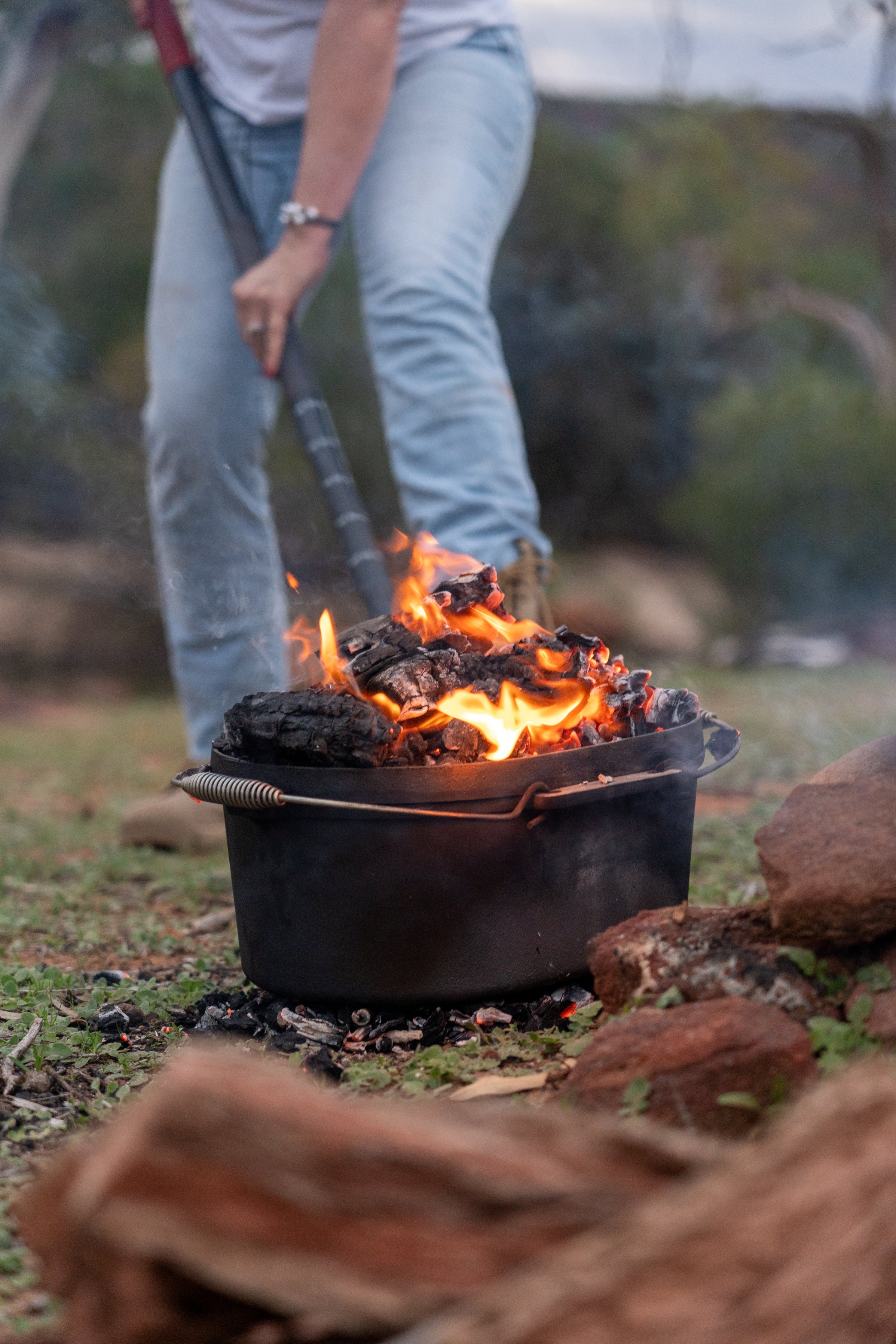 Cast Iron 9.5 Quart Heavy Duty Pre-Seasoned Oval Camp Oven with Lip and Handle 41.5x36x29.5cm
