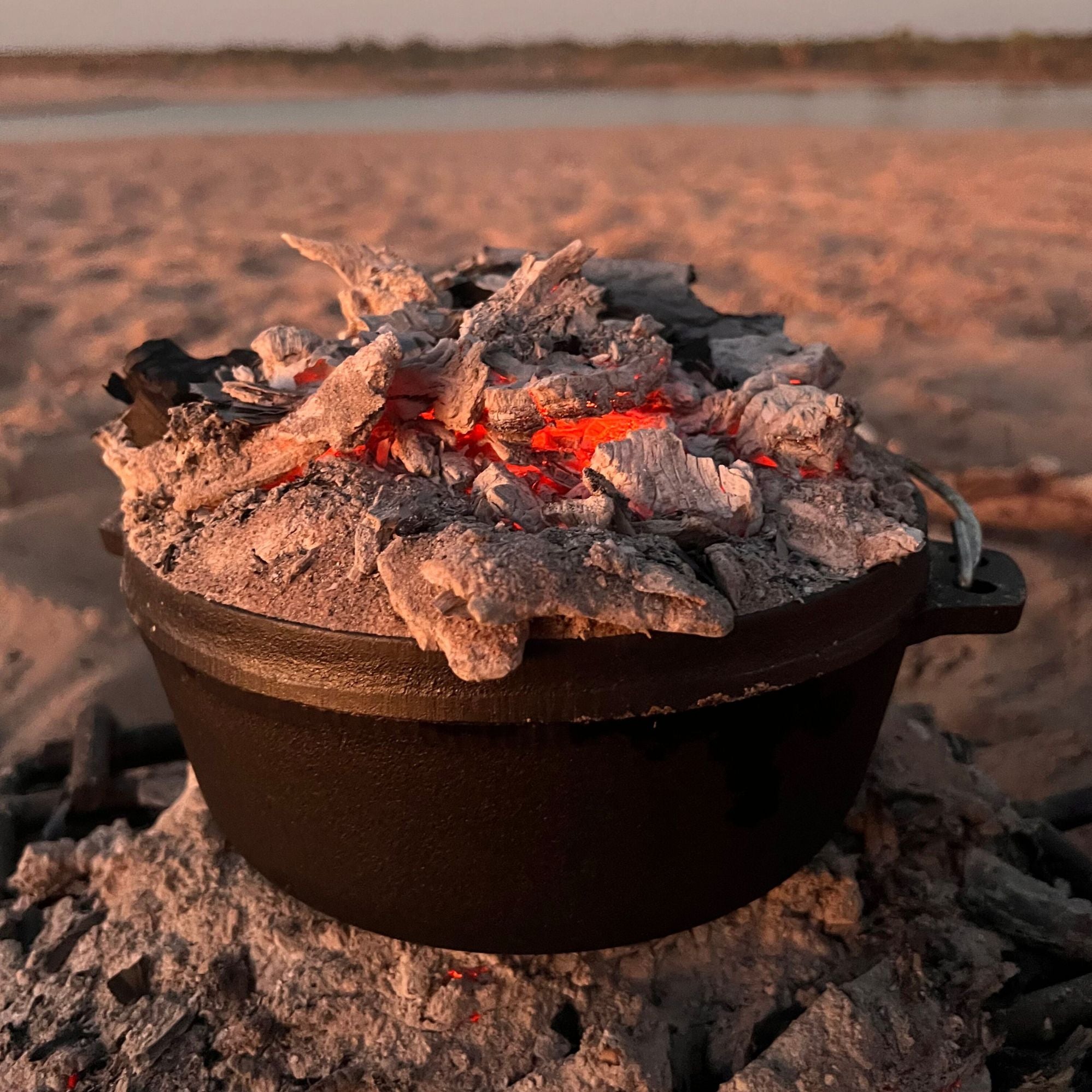 Wildtrak 2 Quart Heavy-duty Round Camp Oven with Lip and Handle, Pre-Seasoned