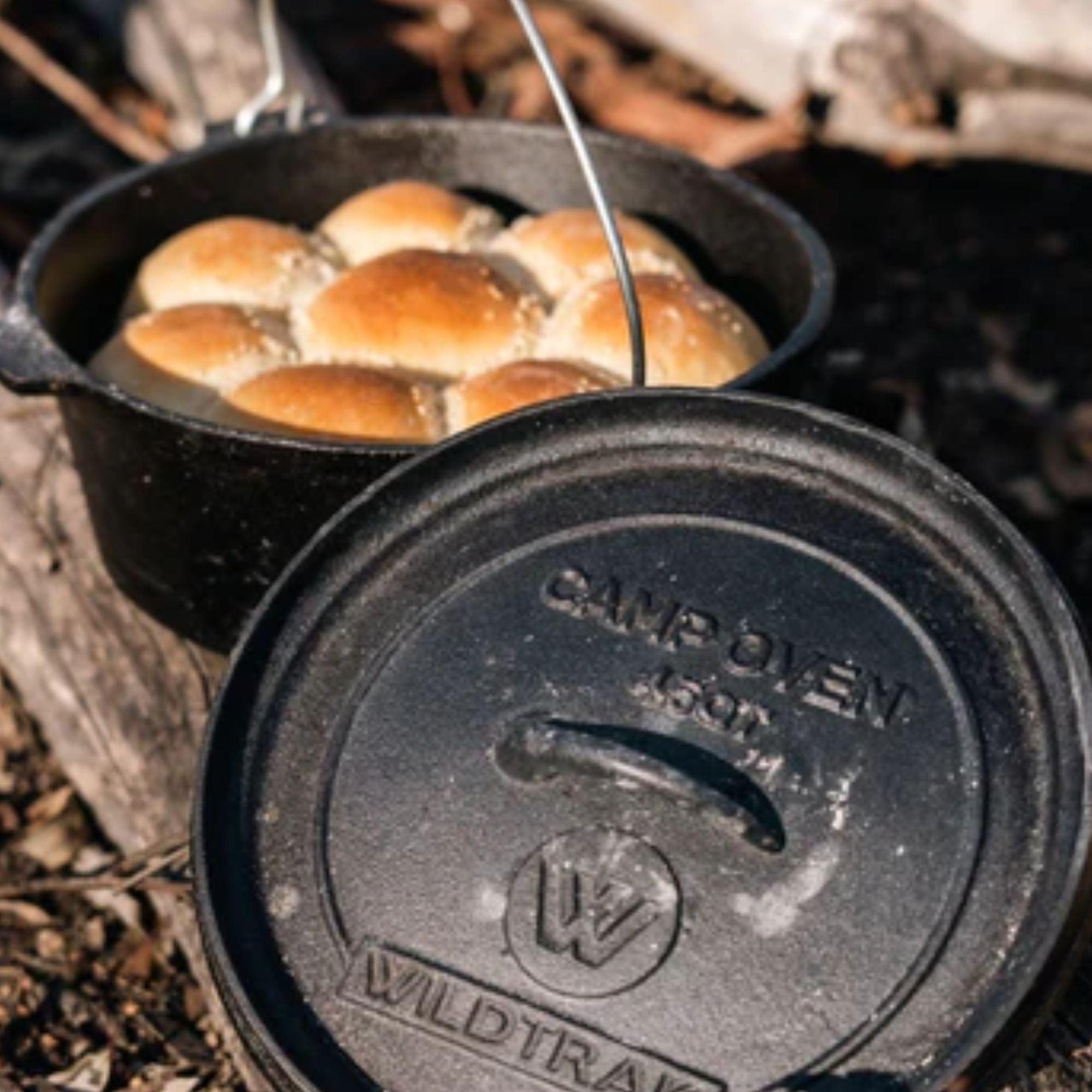 Wildtrak 4.5 Quart Heavy-duty Round Camp Oven Pre-Seasoned with Lip & Handle