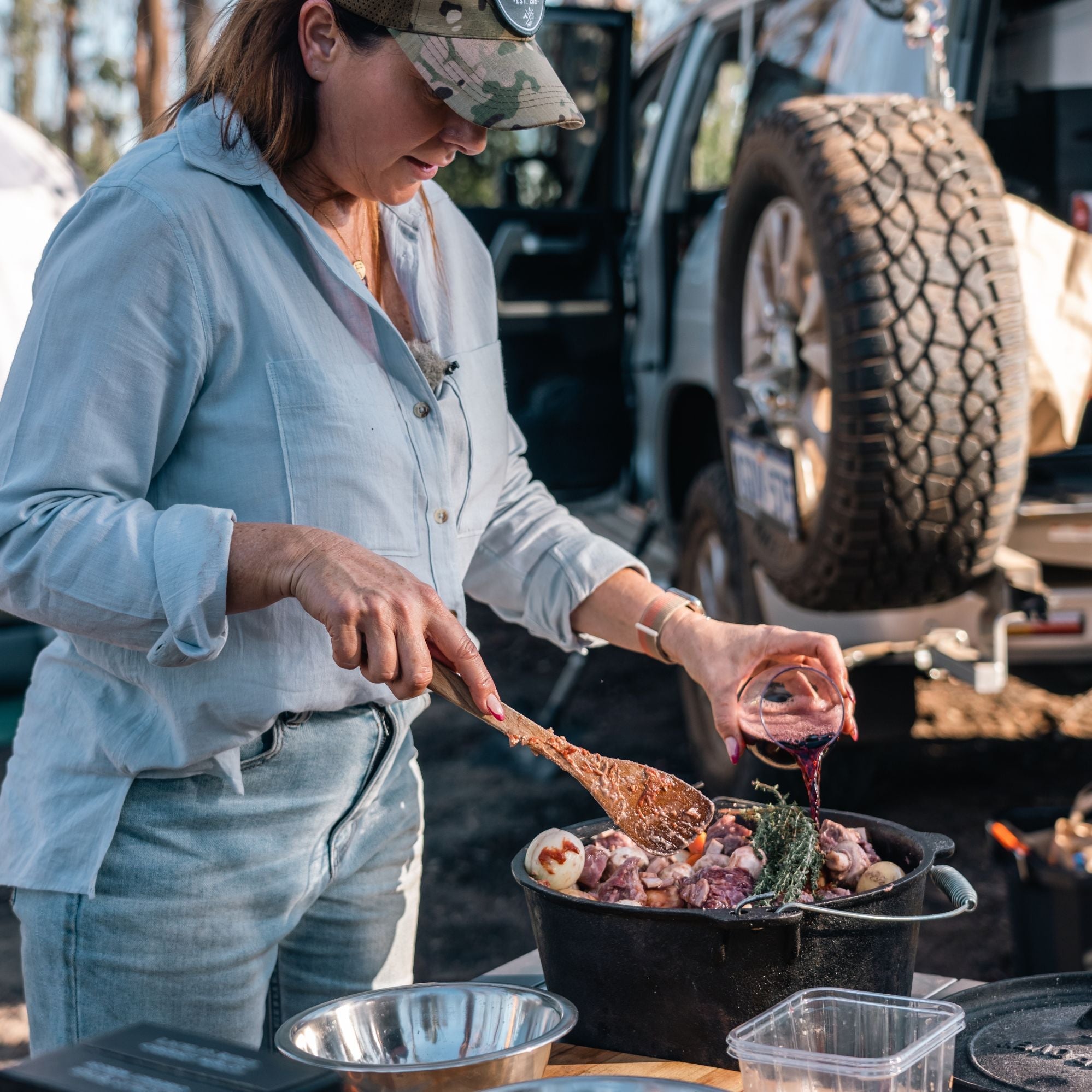 Wildtrak 9 Quart Heavy-duty Round Camp Oven with Lip and Handle, Pre-Seasoned