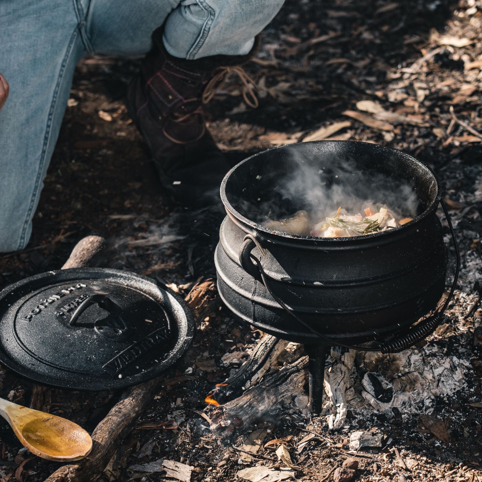 Wildtrak 8L Cast-Iron Pre-Seasoned Potjie Pot with 3 Feet, Spiral Bail Handle, and Wooden Box