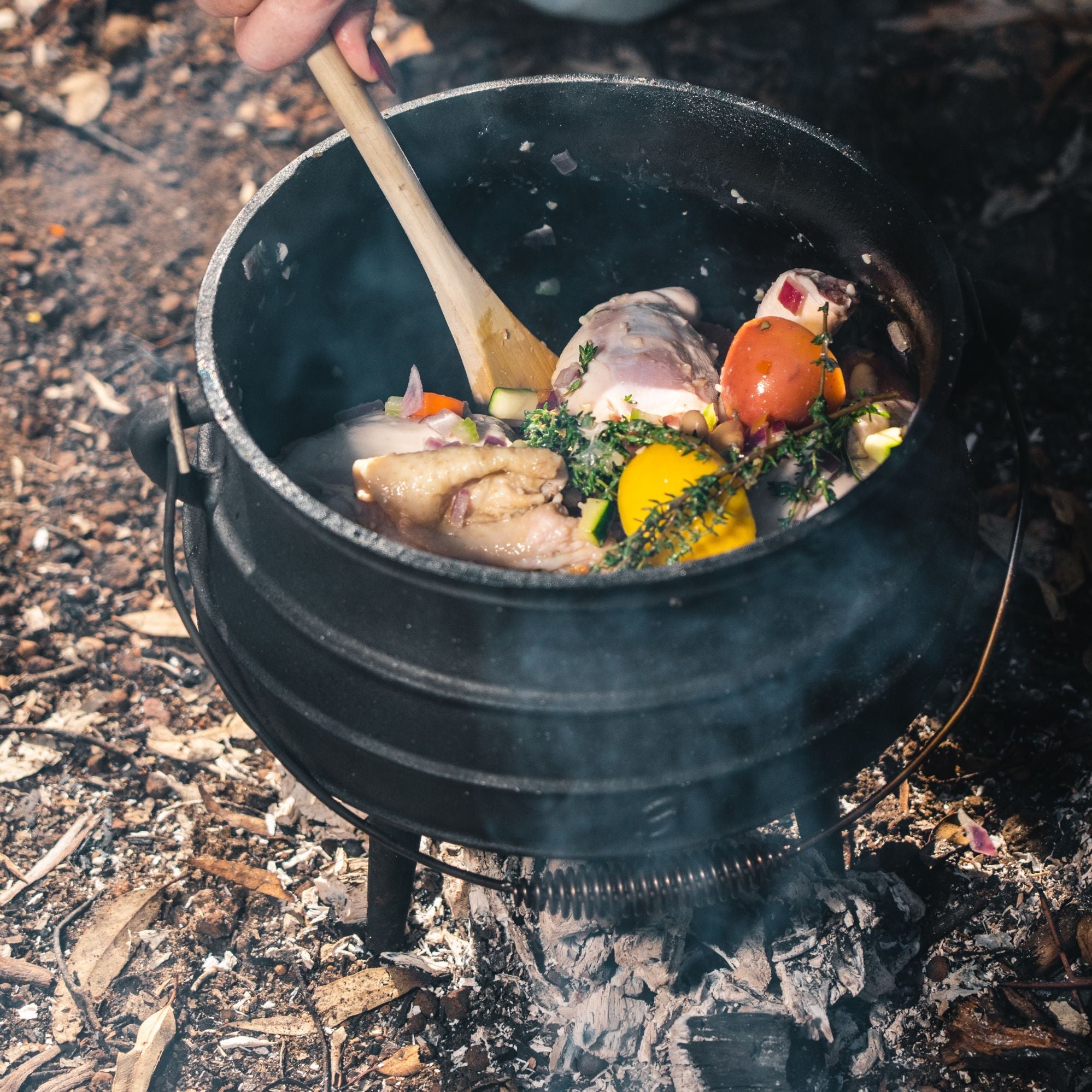 Wildtrak 8L Cast-Iron Pre-Seasoned Potjie Pot with 3 Feet, Spiral Bail Handle, and Wooden Box
