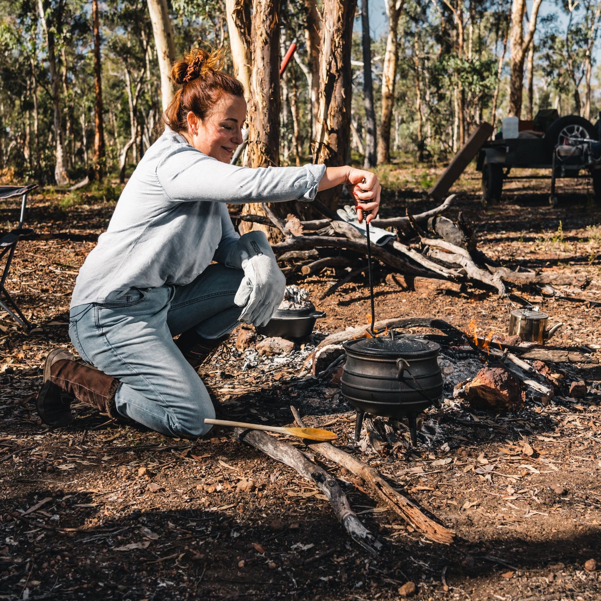 Wildtrak 8L Cast-Iron Pre-Seasoned Potjie Pot with 3 Feet, Spiral Bail Handle, and Wooden Box