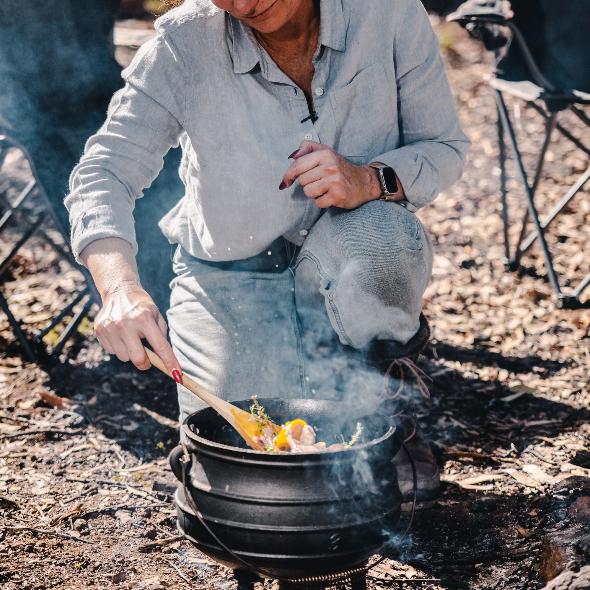 Wildtrak 8L Cast-Iron Pre-Seasoned Potjie Pot with 3 Feet, Spiral Bail Handle, and Wooden Box