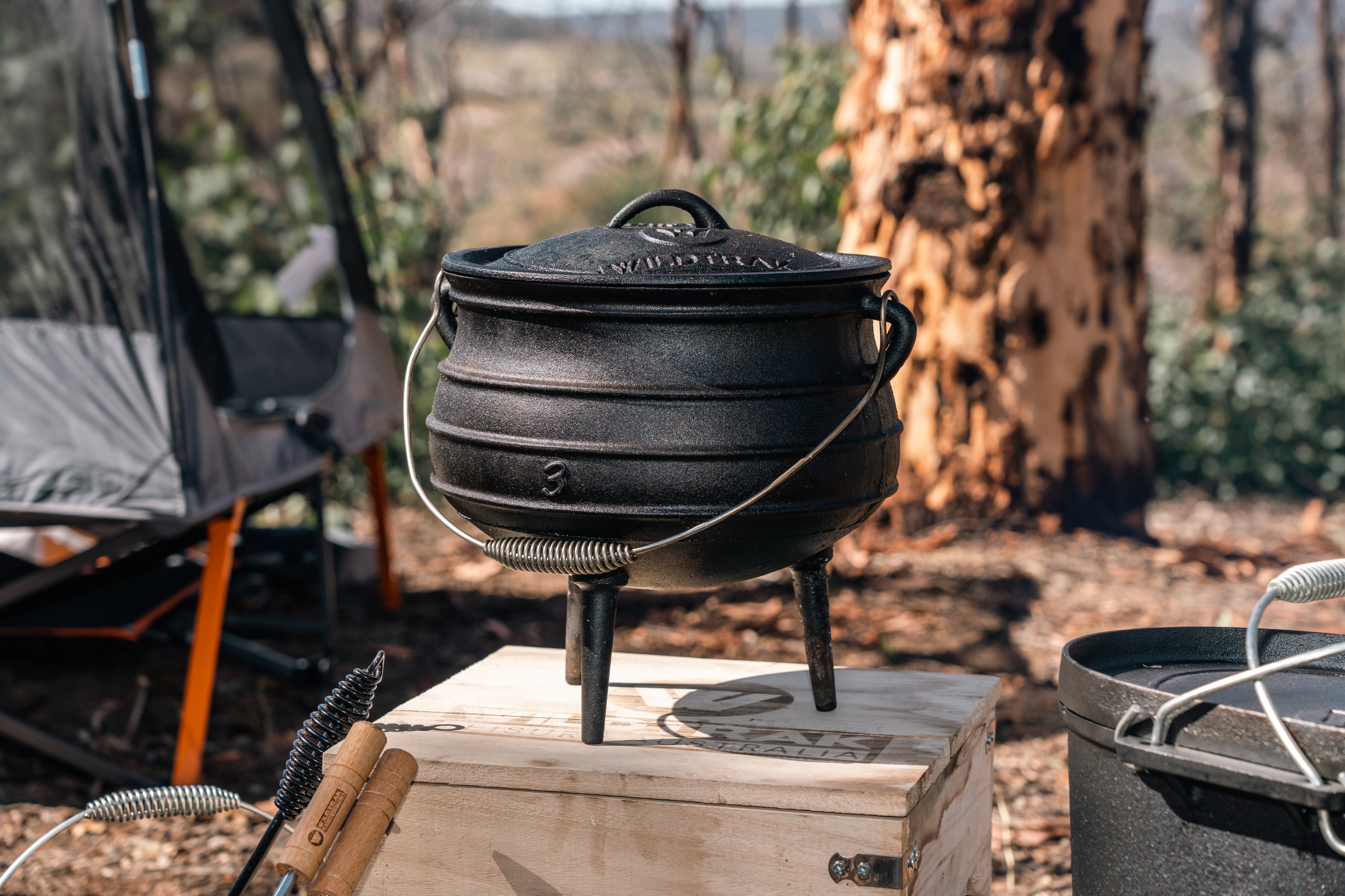 Wildtrak 8L Cast-Iron Pre-Seasoned Potjie Pot with 3 Feet, Spiral Bail Handle, and Wooden Box