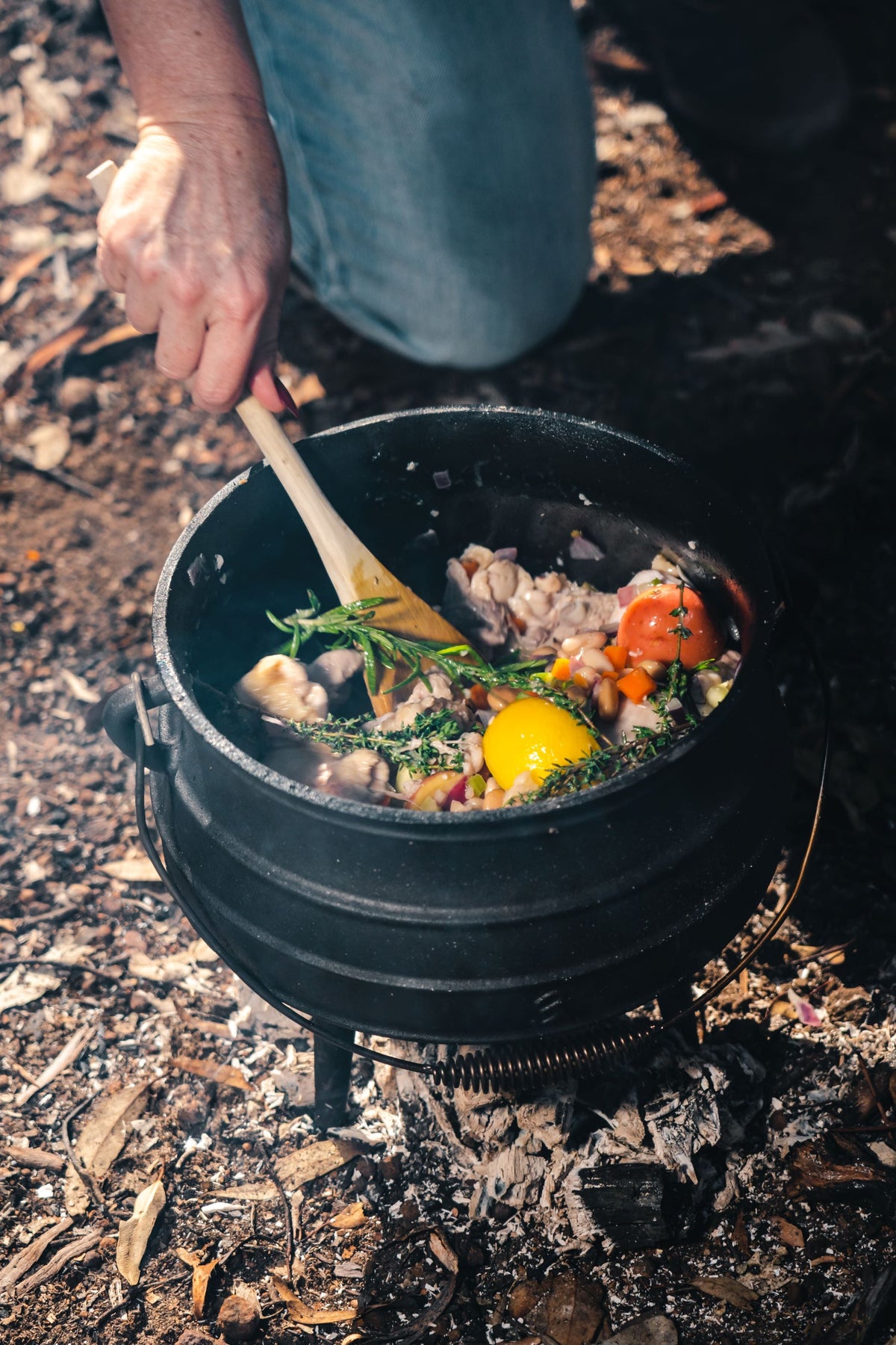 Wildtrak™ Pre-Seasoned 8Litre Cast Iron Potjie Pot with 3Feet, Spiral Bail Handle with Wooden Box with Handles