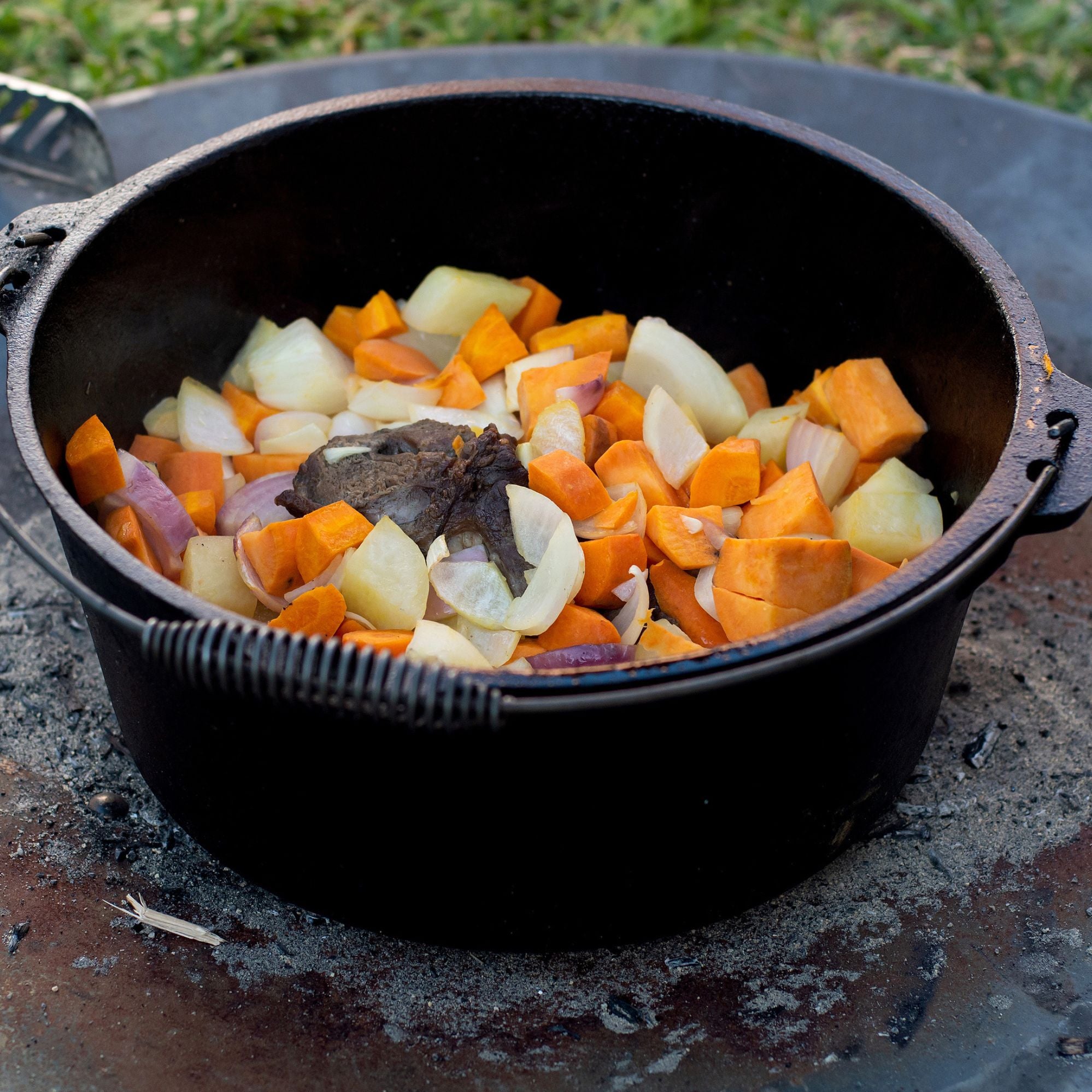 Wildtrak 12 Quart Heavy-duty Round Camp Oven with Lip and Handle, Pre-Seasoned