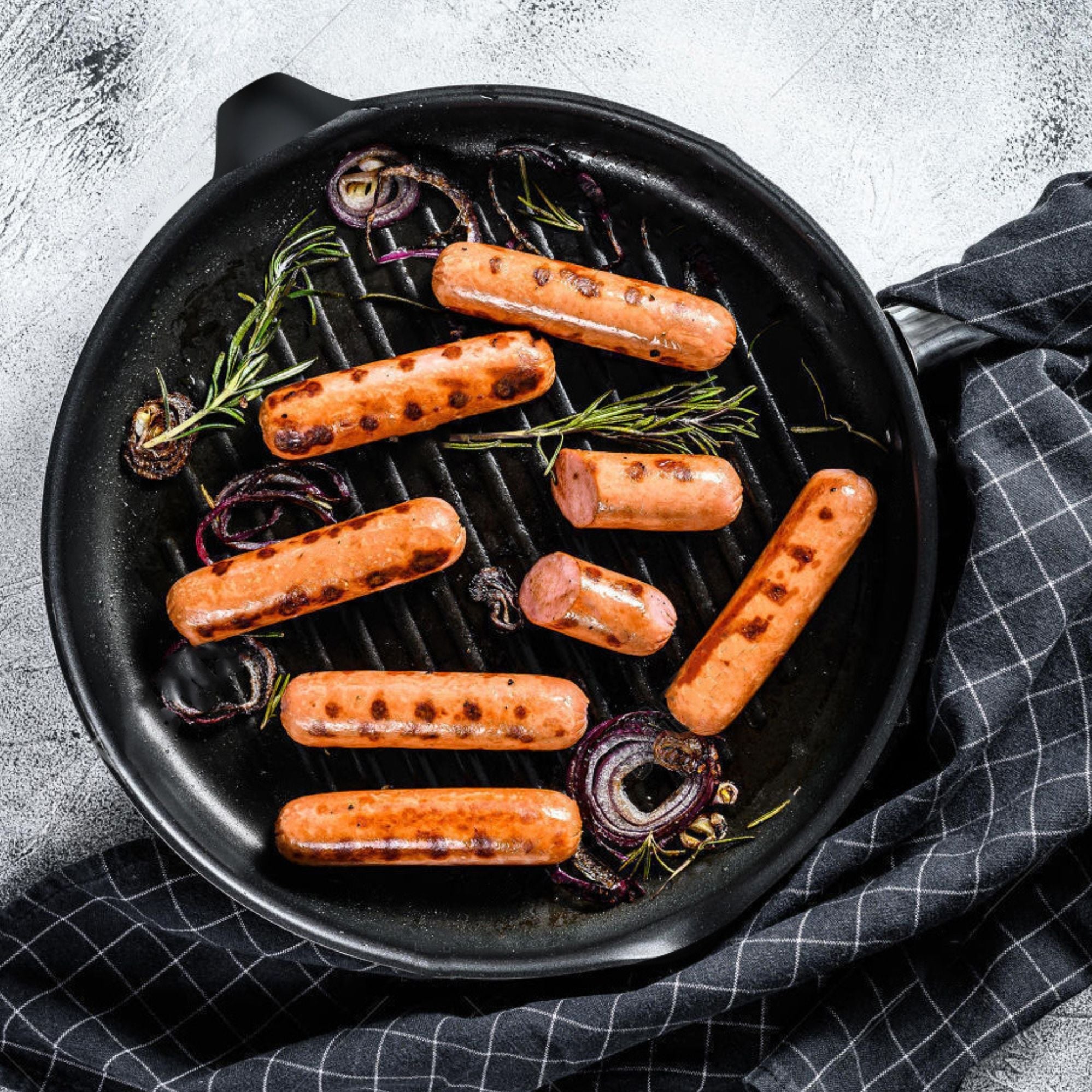 Wildtrak 24cm Round Cast Iron Pre-Seasoned Skillet/Grill Pan with Wooden Handle