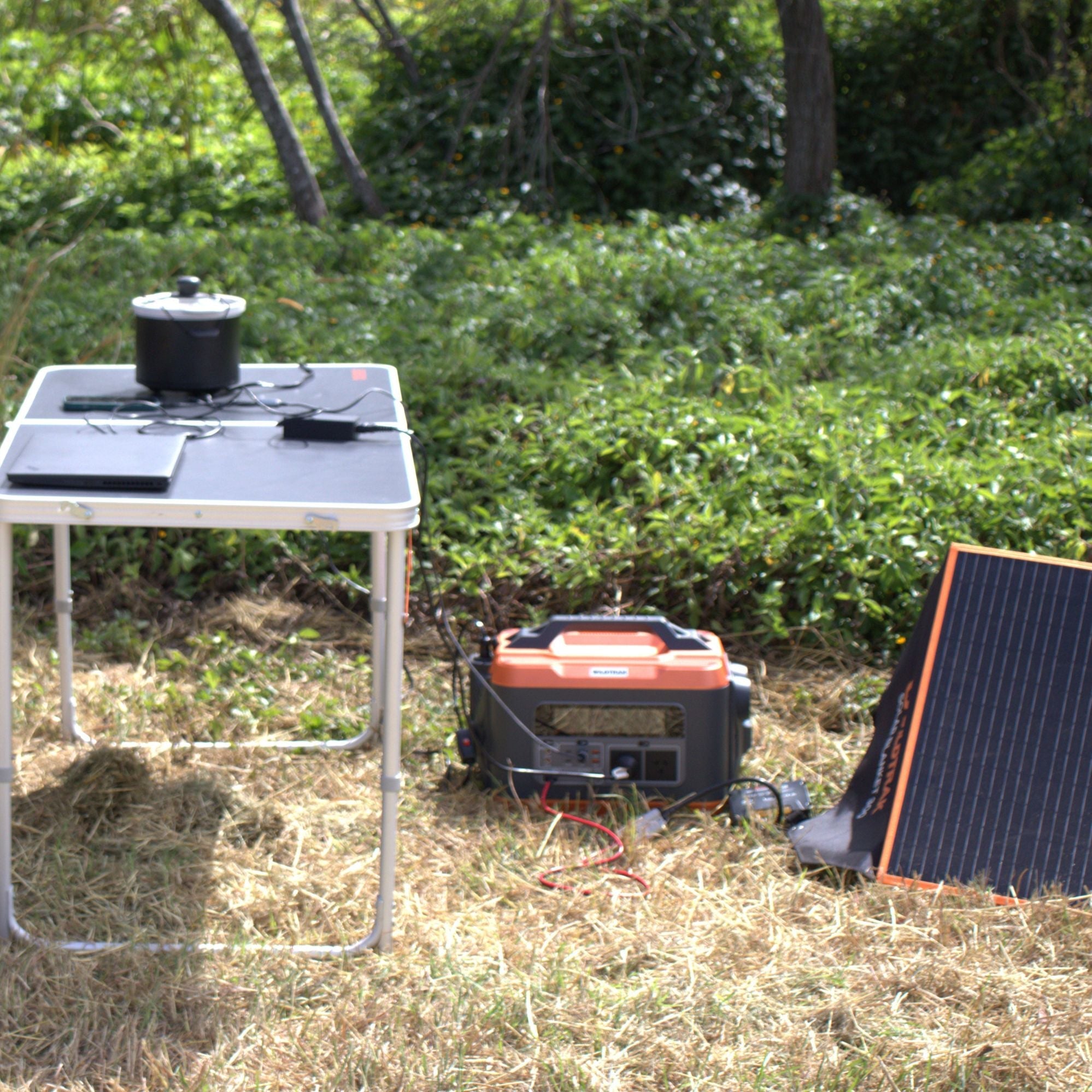 Wildtrak Power Tank Pro 2400 157Ah Power Station & 300W Solar Blanket Bundle