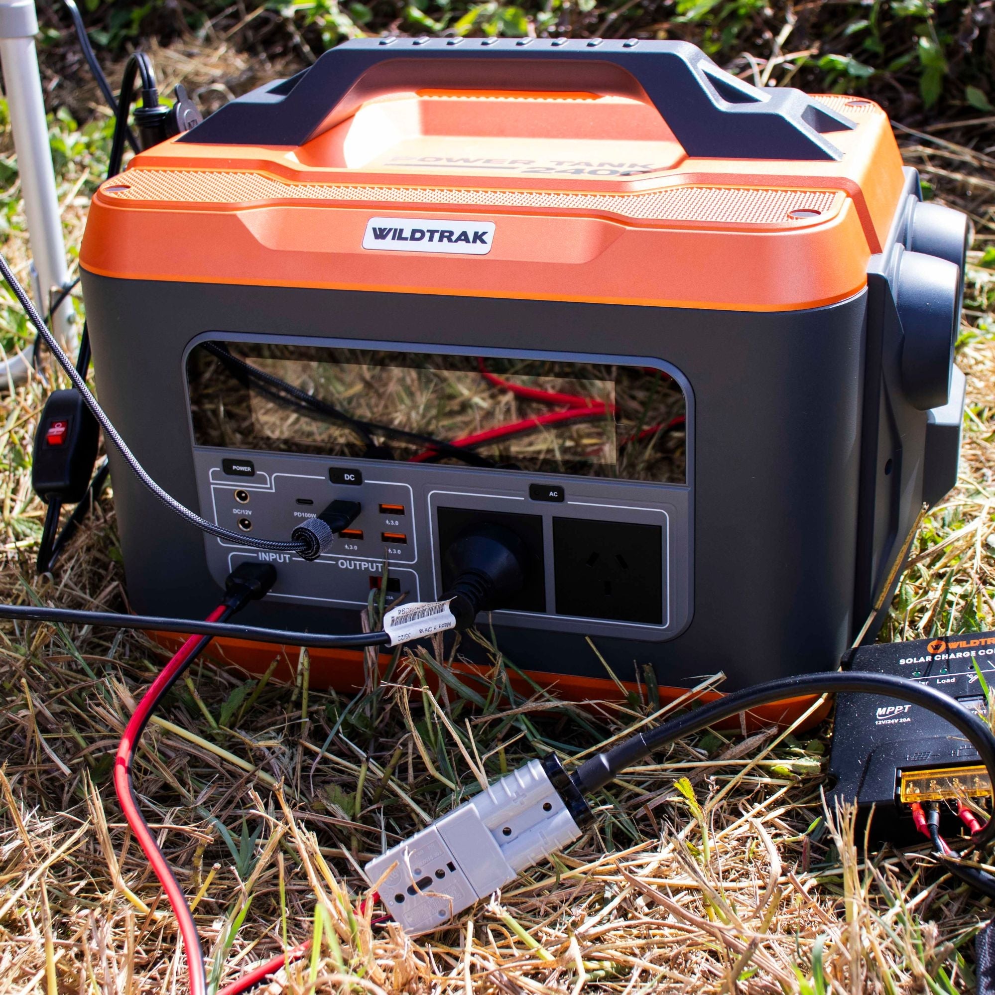 Wildtrak Power Tank Pro 2400 157Ah Power Station & 300W Solar Blanket Bundle