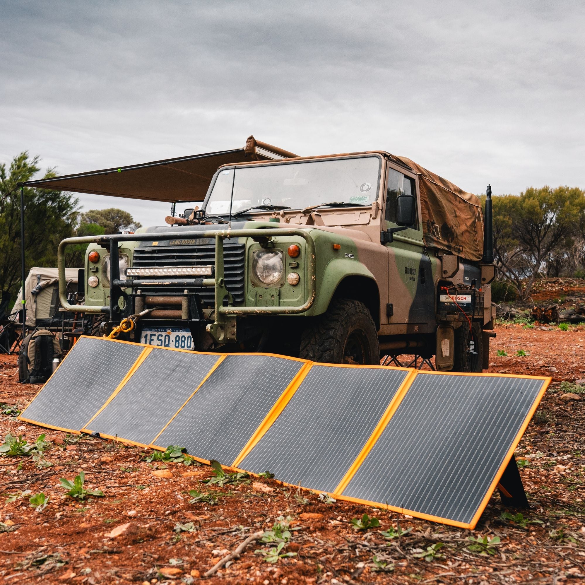Wildtrak Power Tank Pro 2400 157Ah Power Station & 300W Solar Blanket Bundle