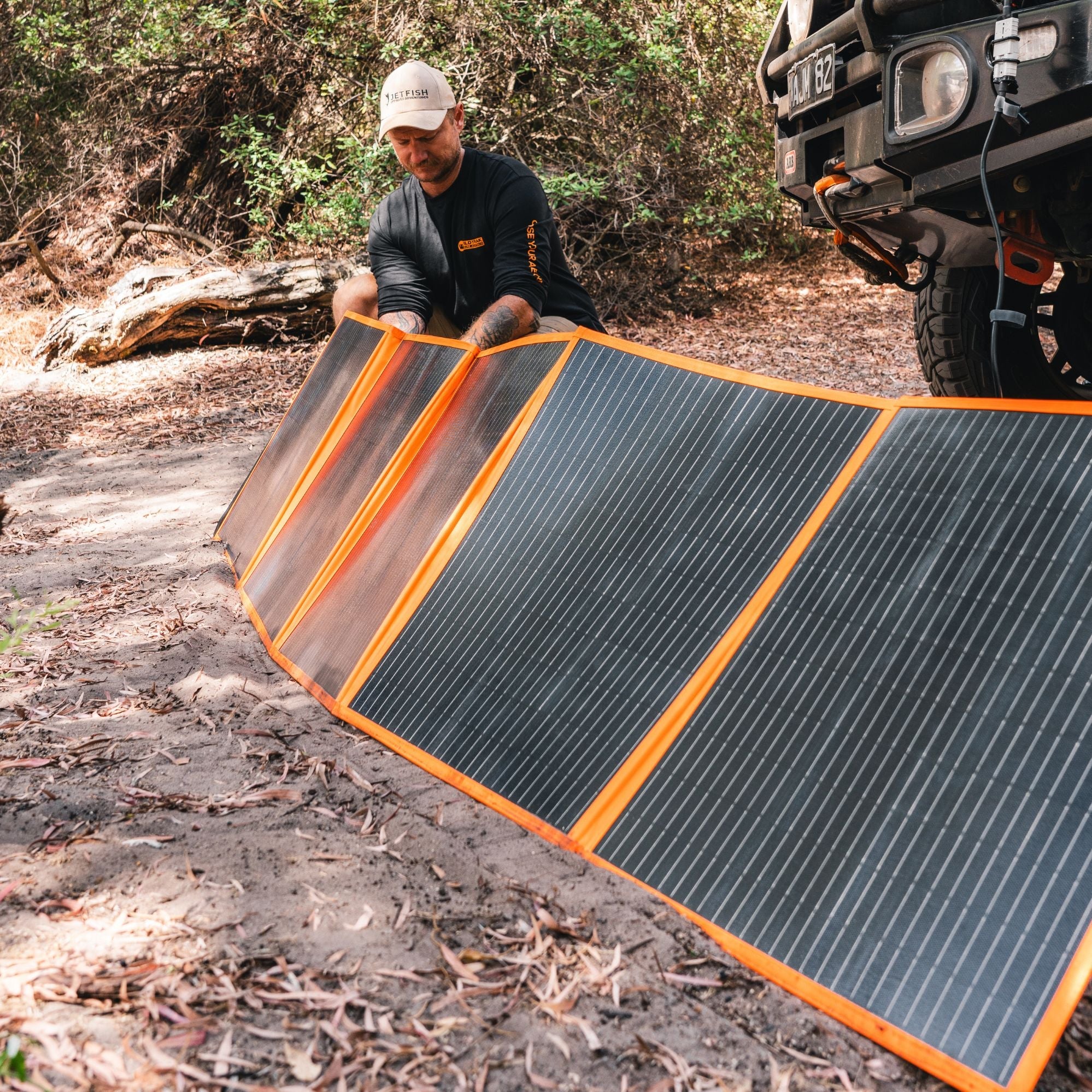 Wildtrak Power Tank Pro 2400 157Ah Power Station & 300W Solar Blanket Bundle