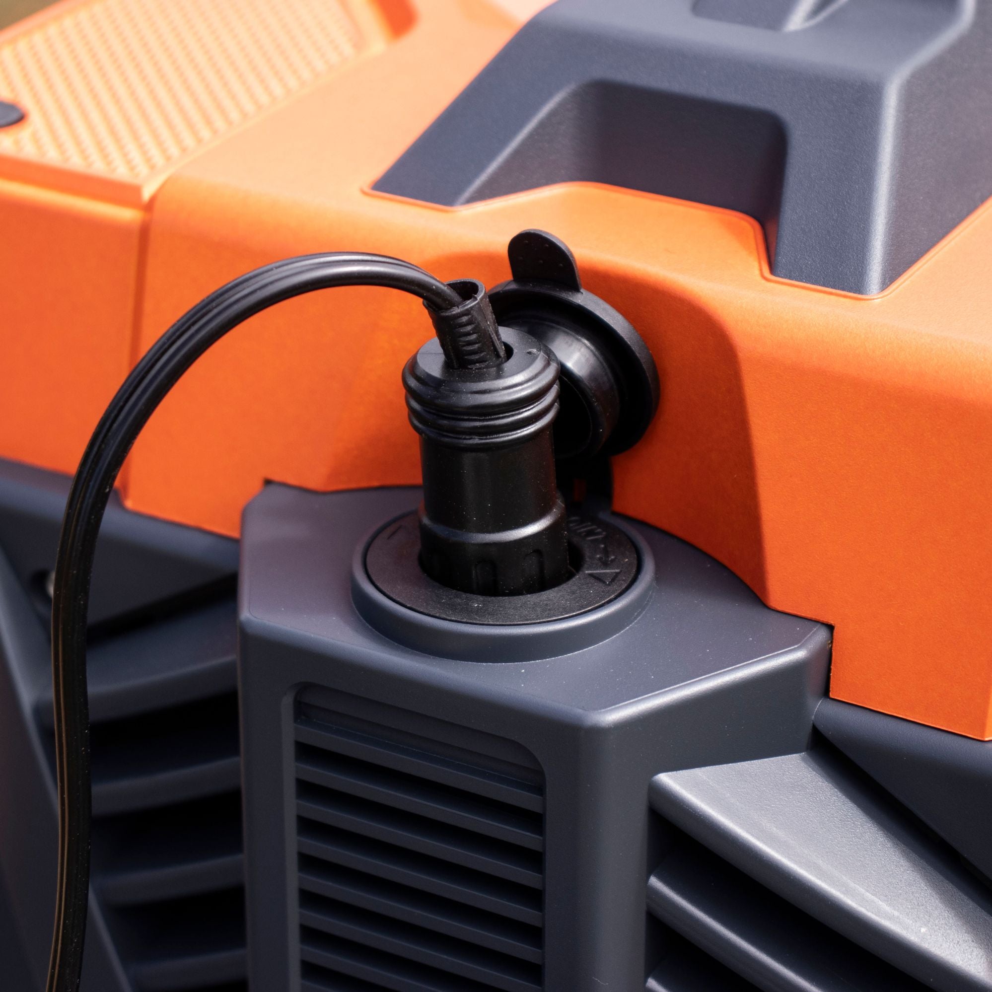 Wildtrak Power Tank Pro 3000 Power Station & 300W Solar Blanket Bundle