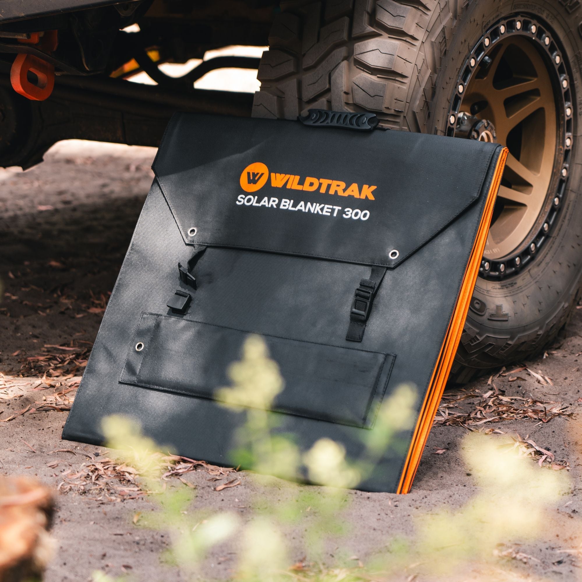 Wildtrak Power Tank Pro 3000 Power Station & 300W Solar Blanket Bundle