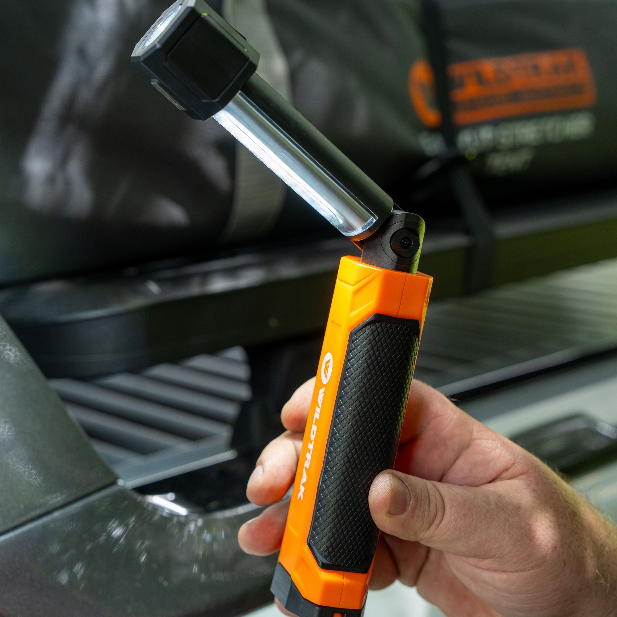 Wildtrak 300 Lumen Pull Out Swivel Worklight