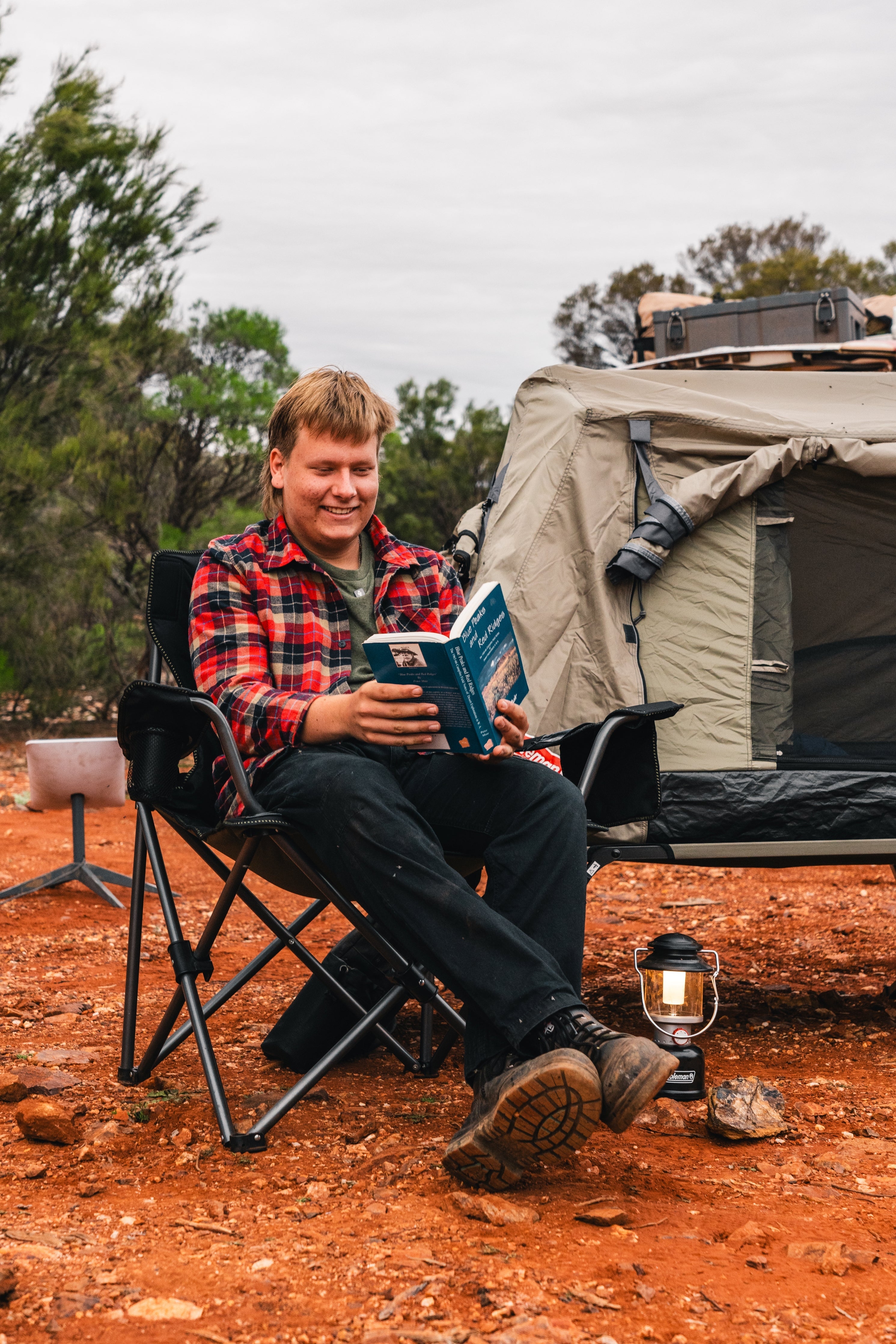 Quad Fold Swagger Chair, Extra Wide, Adjustable lumber support, Mobile Phone Holder, Drink Holder, Carry Bag, 250kg