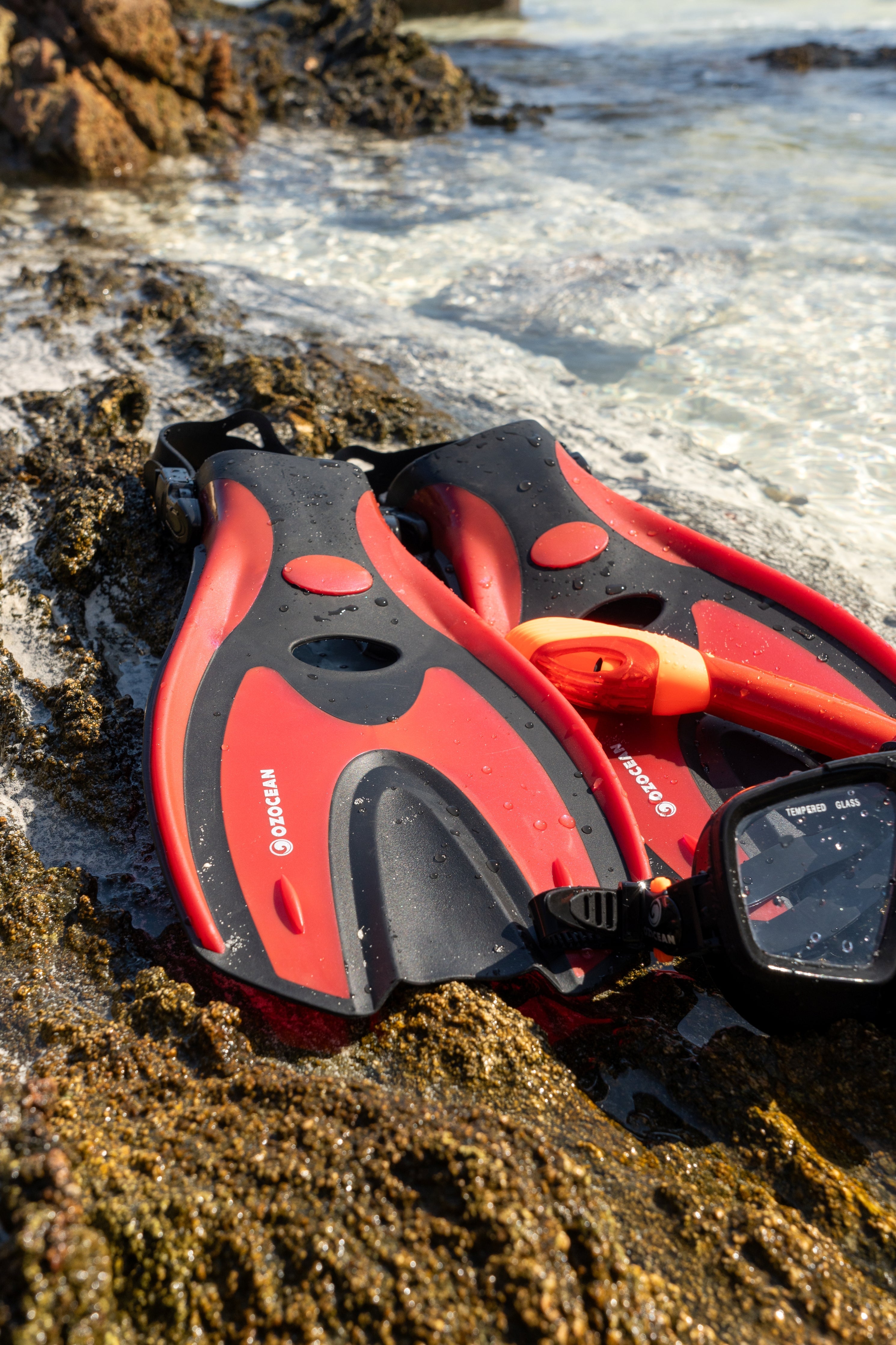Abrolhos Adult Silicon Mask, Fin and Snorkel Set - Red