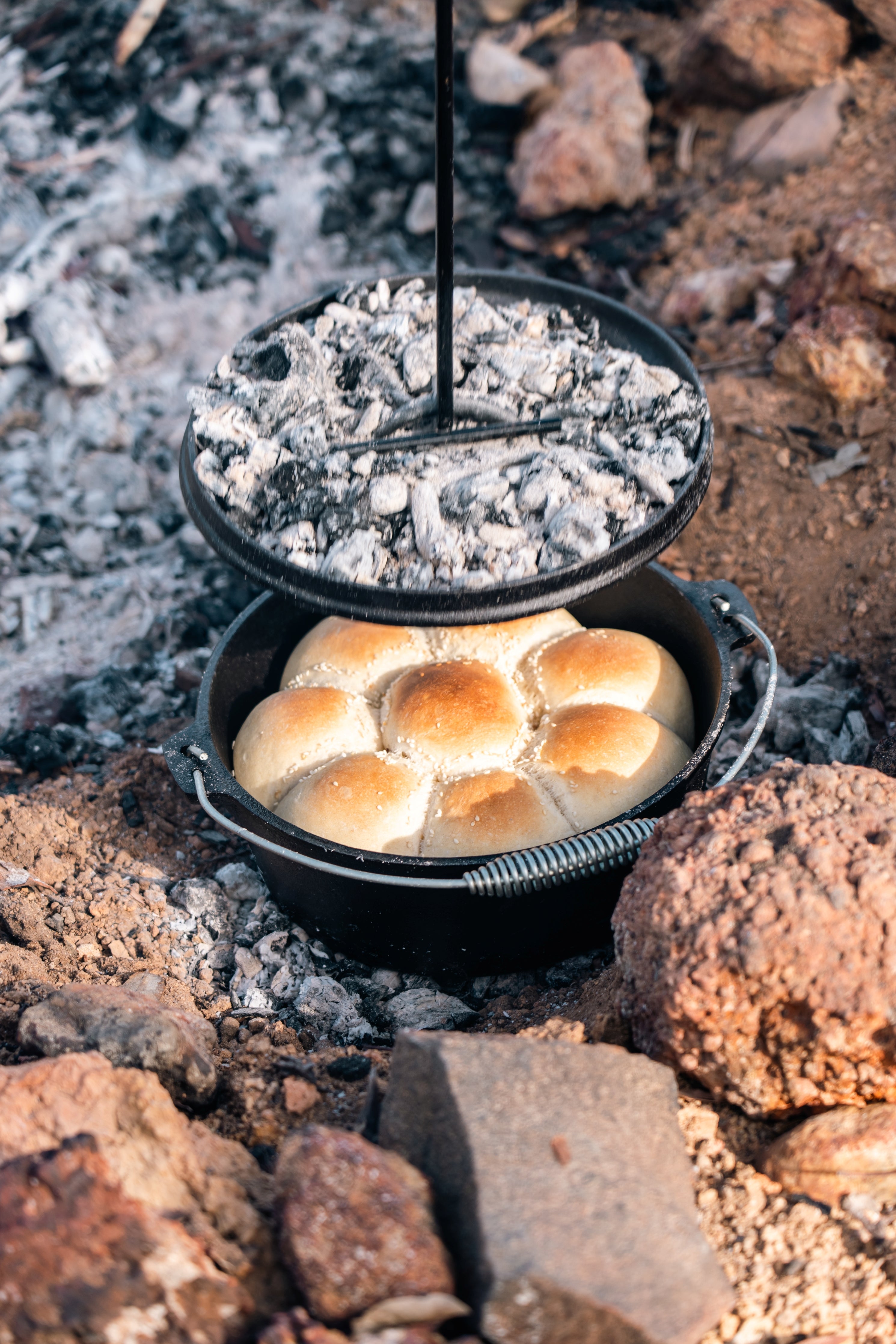 Cast Iron 9 Quart Heavy Duty Pre-Seasoned Round Camp Oven with Lip and Handle 31x16cm