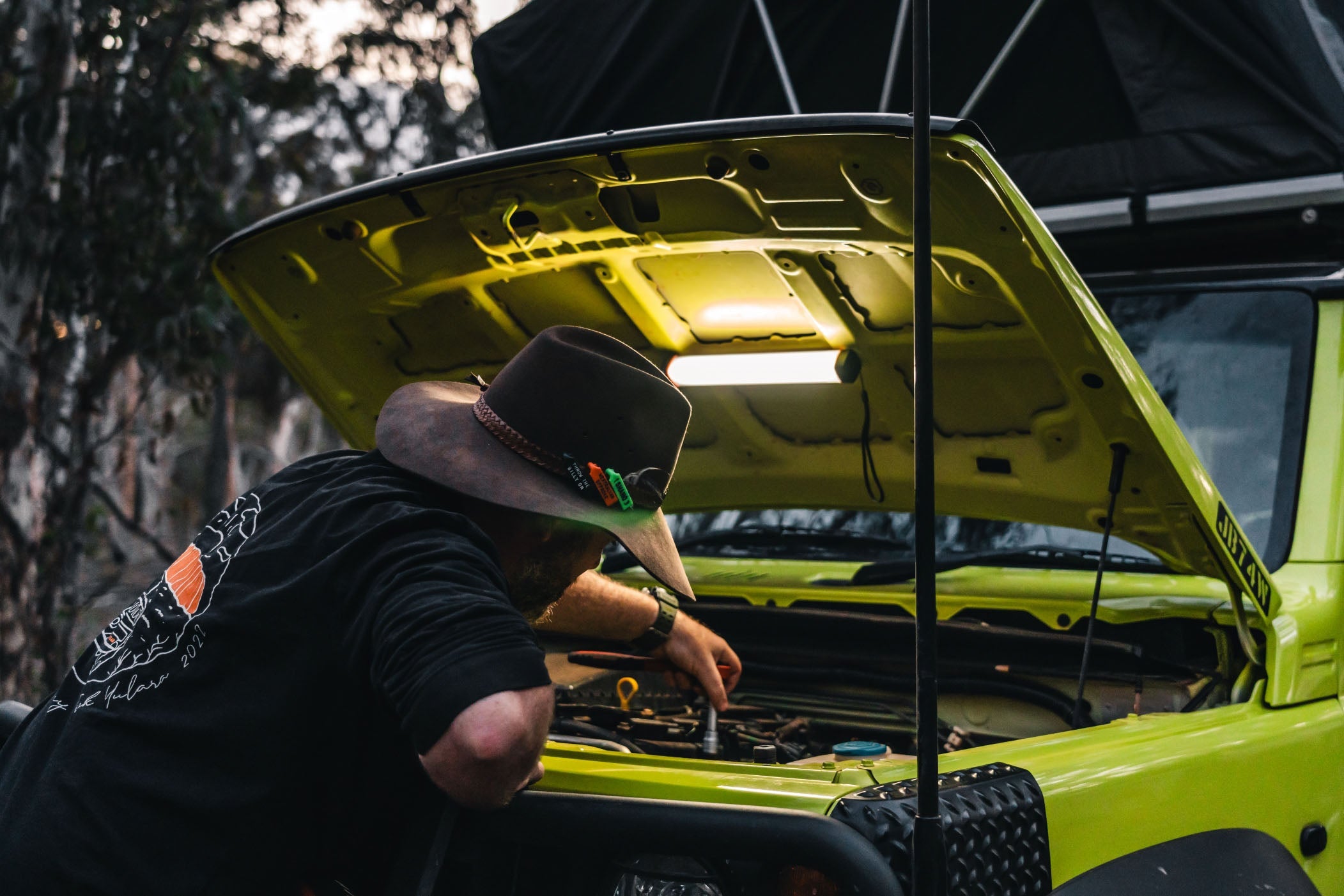 Wildtrak Base 300 Multi Light with USB charging cable and kit